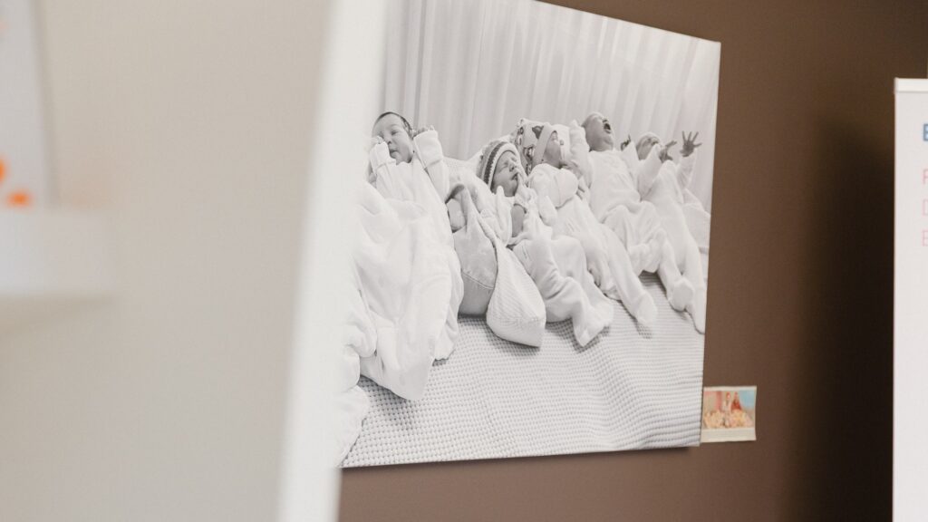 Schwarz-Weiß-Kunstwerk mit Babys in der Praxis Meyer-Wilmes – Erinnerung an über 20 Jahre Geburtshilfe am Marienhospital Oelde